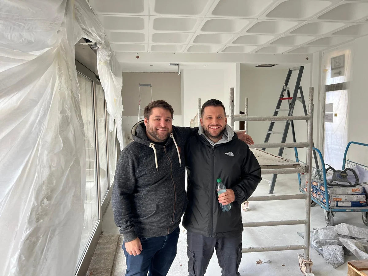 Zwei Mitglieder des Teams auf der Baustelle des neuen Stores