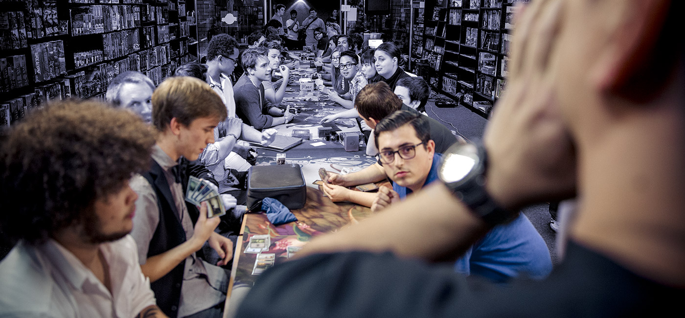 Magic-Spieler treffen sich zum Friday Night Magic in einem Spieleladen